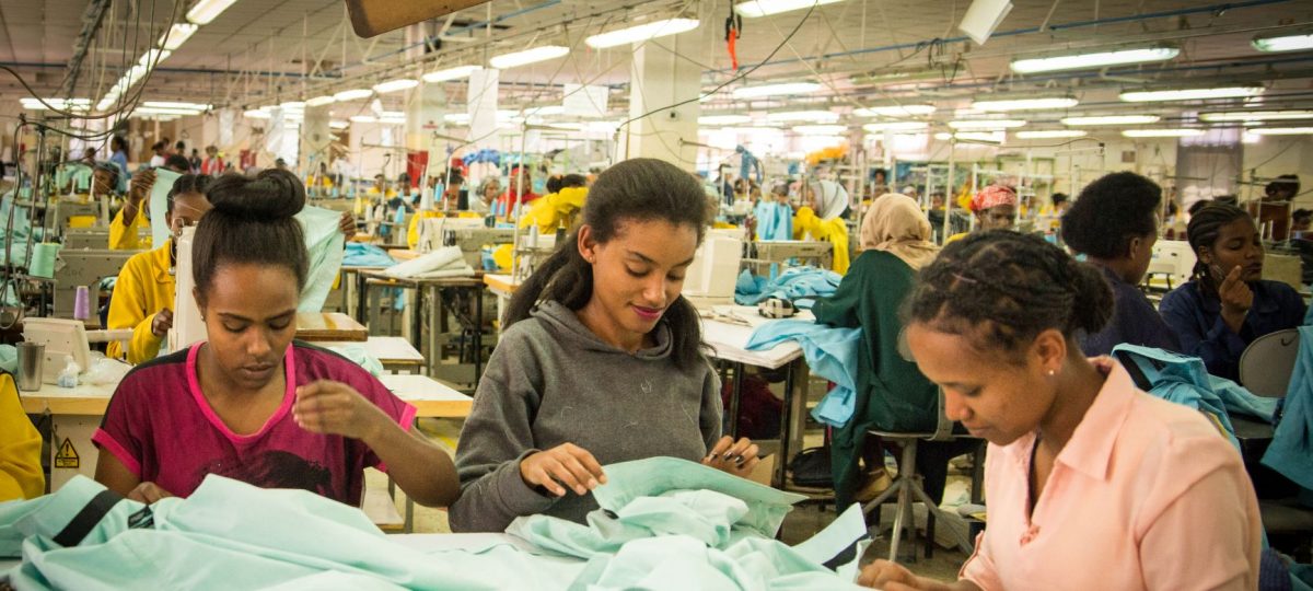 vrouwen aan het werk in textielfabriek